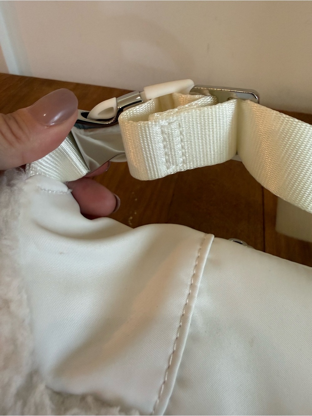 Alo. Sherpa Explorer Fanny Pack. White. - Picture 9 of 10